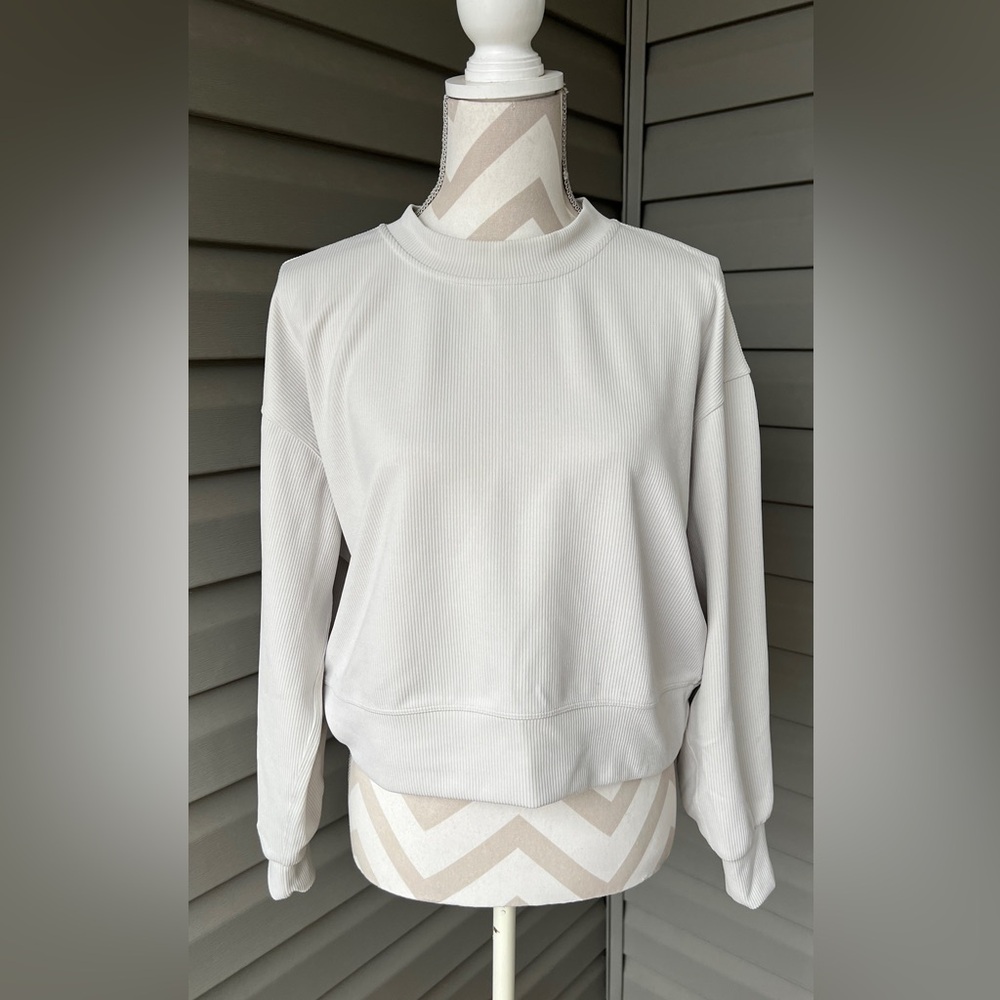 LULULEMON CREW NECK CROPPED LONG SLEEVE PULLOVER - GRAY SHIRT SZ 4